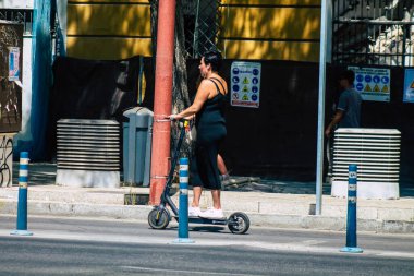 Sevilla İspanya 21 Ağustos 2021 Seville sokaklarında elektrikli scooterla dolaşan insanlar, küçük bir iç yanmalı motorlar ve merkezde bir güverte ile çalışıyorlar.