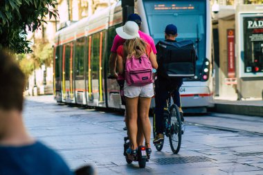 Sevilla İspanya 21 Ağustos 2021 Seville sokaklarında elektrikli scooterla dolaşan insanlar, küçük bir iç yanmalı motorlar ve merkezde bir güverte ile çalışıyorlar.