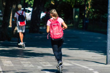 Sevilla İspanya 21 Ağustos 2021 Seville sokaklarında elektrikli scooterla dolaşan insanlar, küçük bir iç yanmalı motorlar ve merkezde bir güverte ile çalışıyorlar.