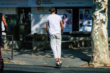 Sevilla İspanya 21 Ağustos 2021 Seville sokaklarında elektrikli scooterla dolaşan insanlar, küçük bir iç yanmalı motorlar ve merkezde bir güverte ile çalışıyorlar.