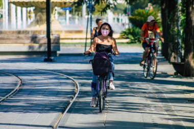 Seville İspanya 21 Ağustos 2021 İspanya 'nın güneyinde, sembolik bir şehir ve Endülüs Bölgesi' nin başkenti olan Sevilla sokaklarında bisikletle dolaşan insanlar