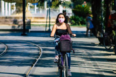 Seville İspanya 21 Ağustos 2021 İspanya 'nın güneyinde, sembolik bir şehir ve Endülüs Bölgesi' nin başkenti olan Sevilla sokaklarında bisikletle dolaşan insanlar