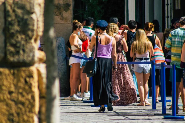 Sevilla İspanya 21 Ağustos 2021. Coronavirüs salgını sırasında Sevilla sokaklarında yürüyen turistler İspanya 'ya saldırıyor. Maske takmak zorunlu değil ama çoğu insan takıyor.