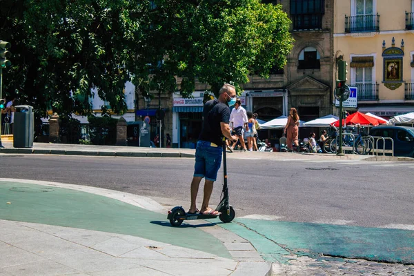 Севілья Іспанія Серпня 2021 Року Люди Які Катаються Електричним Скутером — стокове фото