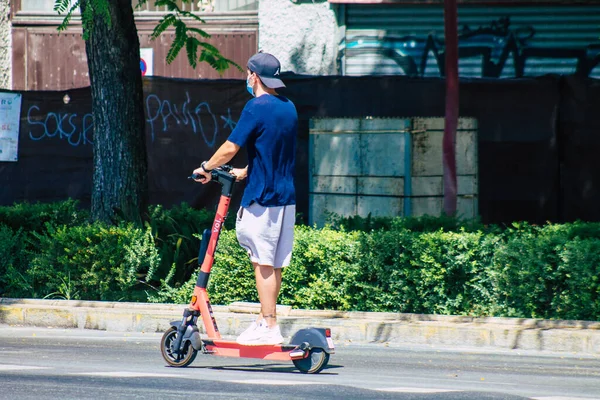 Siviglia Spagna Agosto 2021 Persone Che Rotolano Con Uno Scooter — Foto Stock