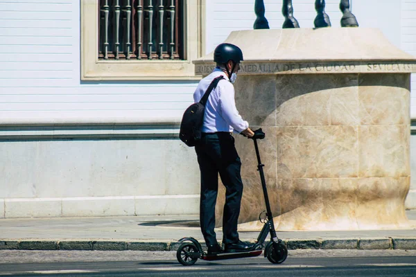 Sevilla Spanya Ağustos 2021 Seville Sokaklarında Elektrikli Scooterla Dolaşan Insanlar — Stok fotoğraf