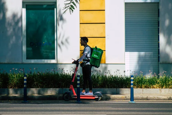 Siviglia Spagna Agosto 2021 Persone Che Rotolano Con Uno Scooter — Foto Stock