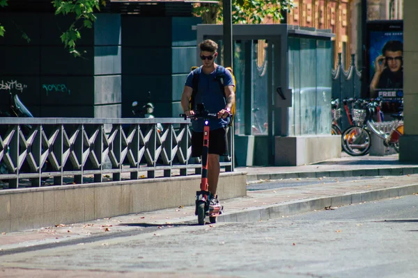 Sevilla Spanien August 2021 Menschen Rollen Mit Einem Elektroroller Durch — Stockfoto