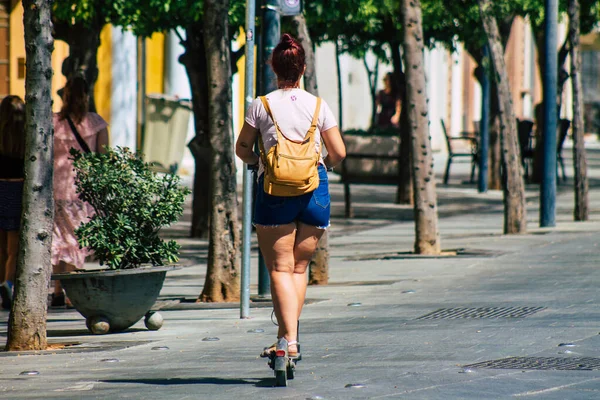 Sevilla Spanien Augusti 2021 Människor Rullande Med Elektrisk Skoter Gatorna — Stockfoto