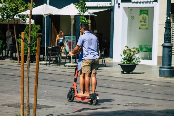 Sewilla Hiszpania Sierpnia 2021 Osoby Poruszające Się Skuterem Elektrycznym Ulicach — Zdjęcie stockowe