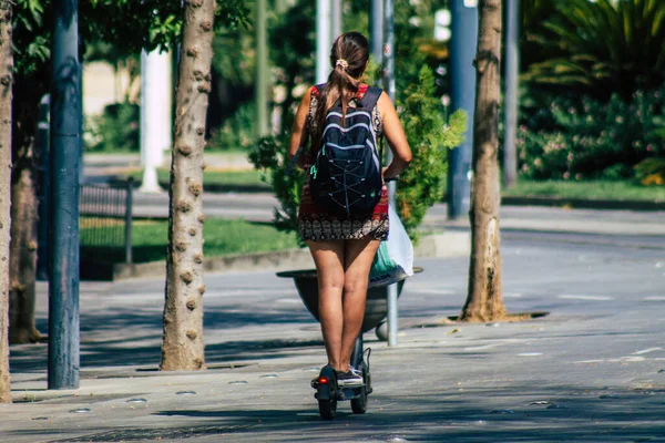 Sevilha Espanha Agosto 2021 Pessoas Rolando Com Uma Scooter Elétrica — Fotografia de Stock