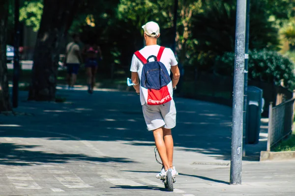 Sevilla Spanje Augustus 2021 Mensen Die Met Een Elektrische Scooter — Stockfoto