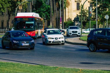 Sevilla İspanya 28 Ağustos 2021 Sevilla otobüsü Coronavirus salgını sırasında İspanya 'yı vururken, maske takmak zorunludur.