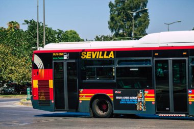 Sevilla İspanya 28 Ağustos 2021 Sevilla otobüsü Coronavirus salgını sırasında İspanya 'yı vururken, maske takmak zorunludur.
