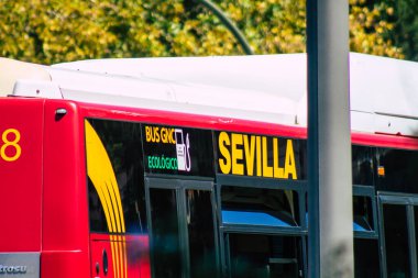 Sevilla İspanya 28 Ağustos 2021 Sevilla otobüsü Coronavirus salgını sırasında İspanya 'yı vururken, maske takmak zorunludur.