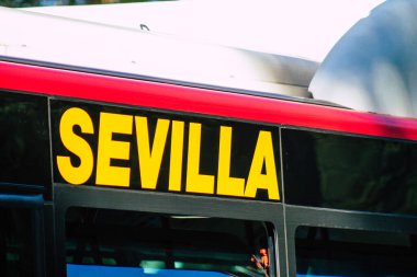 Sevilla İspanya 28 Ağustos 2021 Sevilla otobüsü Coronavirus salgını sırasında İspanya 'yı vururken, maske takmak zorunludur.