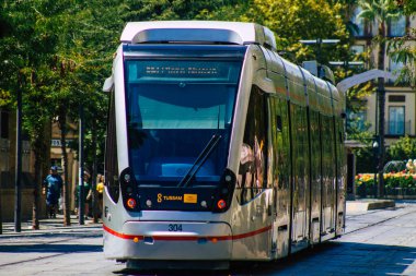 Seville İspanya 28 Ağustos 2021 Coronavirüs salgını sırasında Seville sokaklarında dolaşan ve maske takan yolcular için modern elektrikli tramvay zorunludur.