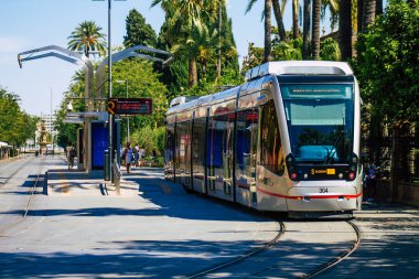 Seville İspanya 28 Ağustos 2021 Coronavirüs salgını sırasında Seville sokaklarında dolaşan ve maske takan yolcular için modern elektrikli tramvay zorunludur.