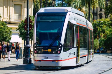 Seville İspanya 28 Ağustos 2021 Coronavirüs salgını sırasında Seville sokaklarında dolaşan ve maske takan yolcular için modern elektrikli tramvay zorunludur.