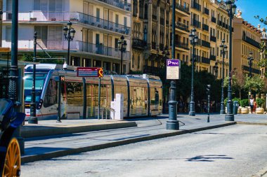 Seville İspanya 28 Ağustos 2021 Coronavirüs salgını sırasında Seville sokaklarında dolaşan ve maske takan yolcular için modern elektrikli tramvay zorunludur.