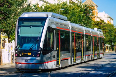 Seville İspanya 28 Ağustos 2021 Coronavirüs salgını sırasında Seville sokaklarında dolaşan ve maske takan yolcular için modern elektrikli tramvay zorunludur.