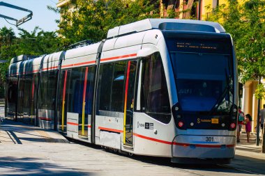 Seville İspanya 28 Ağustos 2021 Coronavirüs salgını sırasında Seville sokaklarında dolaşan ve maske takan yolcular için modern elektrikli tramvay zorunludur.