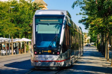 Seville İspanya 28 Ağustos 2021 Coronavirüs salgını sırasında Seville sokaklarında dolaşan ve maske takan yolcular için modern elektrikli tramvay zorunludur.