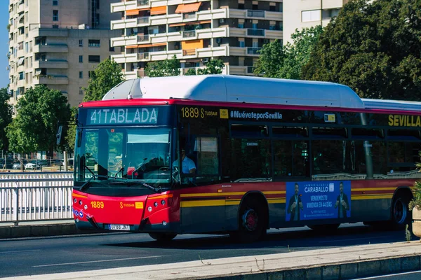 Σεβίλλη Ισπανία Αυγούστου 2021 Λεωφορείο Που Διασχίζει Τους Δρόμους Της — Φωτογραφία Αρχείου