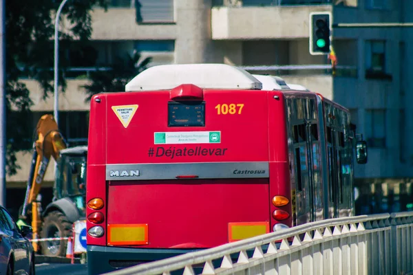 Sevilha Espanha Agosto 2021 Ônibus Dirigindo Pelas Ruas Sevilha Durante — Fotografia de Stock