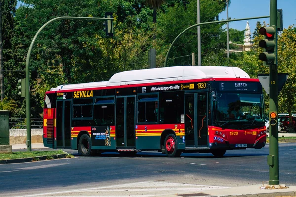 Sevilla Spanje Augustus 2021 Bus Rijdt Door Straten Van Sevilla — Stockfoto