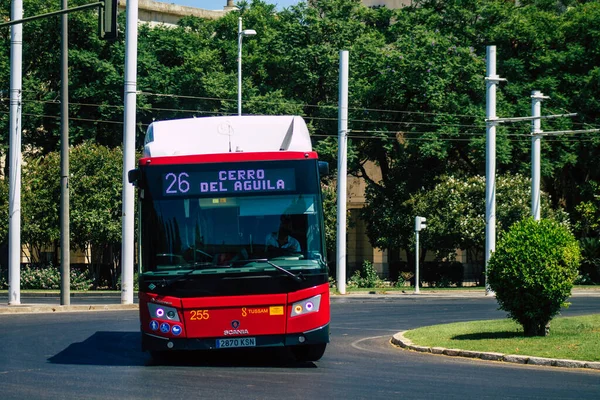 Sevilha Espanha Agosto 2021 Ônibus Dirigindo Pelas Ruas Sevilha Durante — Fotografia de Stock