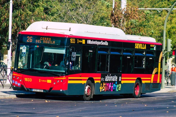 Sewilla Hiszpania Sierpnia 2021 Autobus Jadący Ulicami Sewilli Podczas Epidemii — Zdjęcie stockowe