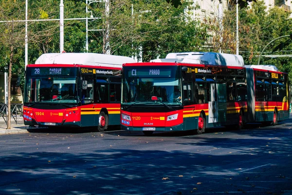 セビリアスペイン2021年8月28日スペインを襲ったコロナウイルス発生の間 セビリアの通りを走るバスは マスクを着用することが義務付けられています — ストック写真