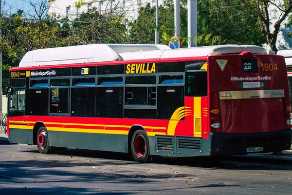 Sewilla Hiszpania Sierpnia 2021 Autobus Jadący Ulicami Sewilli Podczas Epidemii — Zdjęcie stockowe