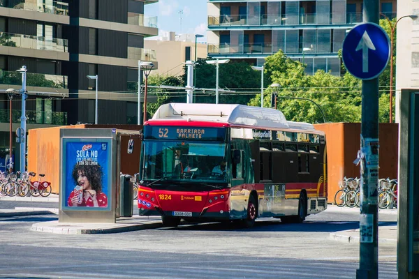 Sewilla Hiszpania Sierpnia 2021 Autobus Jadący Ulicami Sewilli Podczas Epidemii — Zdjęcie stockowe