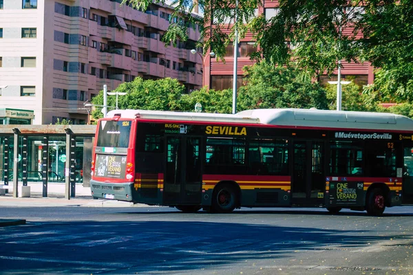 2021年8月28日西班牙塞维利亚大爆发期间 公共汽车穿过塞维利亚的街道 车上必须戴面具 — 图库照片