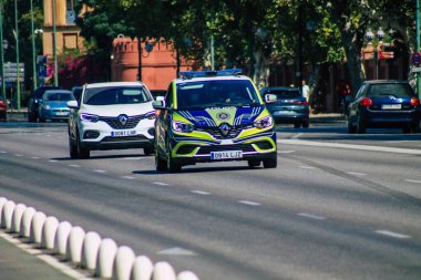 Seville İspanya 28 Ağustos 2021 Coronavirüs salgını sırasında Seville sokaklarında devriye gezen yerel polis arabası İspanya 'yı vurdu, sokakta maske takmak zorunlu değil.