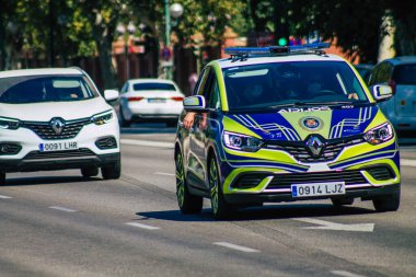 Seville İspanya 28 Ağustos 2021 Coronavirüs salgını sırasında Seville sokaklarında devriye gezen yerel polis arabası İspanya 'yı vurdu, sokakta maske takmak zorunlu değil.