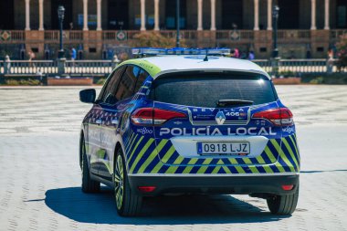 Seville İspanya 28 Ağustos 2021 Coronavirüs salgını sırasında Seville sokaklarında devriye gezen yerel polis arabası İspanya 'yı vurdu, sokakta maske takmak zorunlu değil.