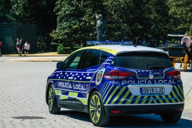 Seville İspanya 28 Ağustos 2021 Coronavirüs salgını sırasında Seville sokaklarında devriye gezen yerel polis arabası İspanya 'yı vurdu, sokakta maske takmak zorunlu değil.