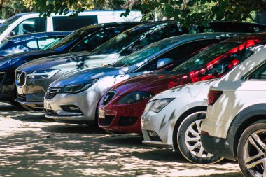 Seville İspanya 28 Ağustos 2021 İspanya 'nın güneyinde, sembolik bir şehir ve Endülüs Bölgesi' nin başkenti olan Sevilla caddelerine park edilmiştir.