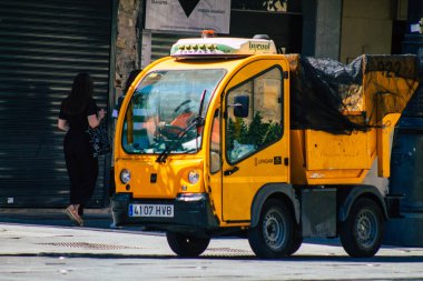 Seville İspanya 28 Ağustos 2021 Seville caddelerinden geçen çöp kamyonu, sembolik bir şehir ve İspanya 'nın güneyindeki Endülüs bölgesinin başkenti.