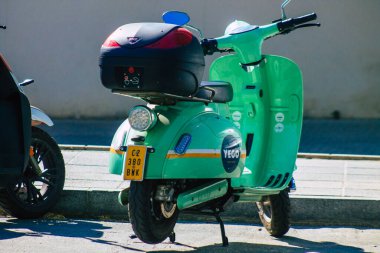 Sevilla İspanya 28 Ağustos 2021 Kısa süreli kiralamak için erişilebilir scooter, genellikle birkaç saat için sokakta park ve Seville toplu taşıma sisteminin bir parçası