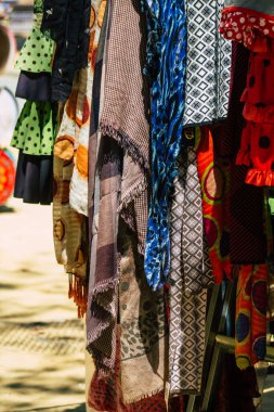 Sevilla İspanya 28 Ağustos 2021 Sevilla 'daki Maria Luisa Parkı' nda satılan dekoratif eşyalar ve hediyelik eşyalar, ilk şehir parkı ve Sevilla 'nın yeşil akciğerlerinden biri.