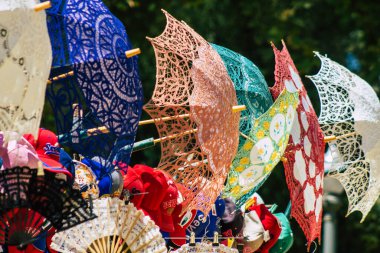 Sevilla İspanya 28 Ağustos 2021 Sevilla 'daki Maria Luisa Parkı' nda satılan dekoratif eşyalar ve hediyelik eşyalar, ilk şehir parkı ve Sevilla 'nın yeşil akciğerlerinden biri.