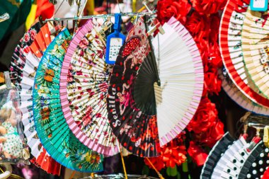 Sevilla İspanya 28 Ağustos 2021 Sevilla 'daki Maria Luisa Parkı' nda satılan dekoratif eşyalar ve hediyelik eşyalar, ilk şehir parkı ve Sevilla 'nın yeşil akciğerlerinden biri.