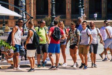 Seville İspanya 28 Ağustos 2021 'de İspanya' yı vuran koronavirüs salgını sırasında ilk şehir parkı ve Sevilla 'nın yeşil akciğerlerinden biri olan Maria Luisa Parkı' nı ziyaret eden turistler