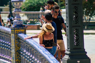 Seville İspanya 28 Ağustos 2021 'de İspanya' yı vuran koronavirüs salgını sırasında ilk şehir parkı ve Sevilla 'nın yeşil akciğerlerinden biri olan Maria Luisa Parkı' nı ziyaret eden turistler