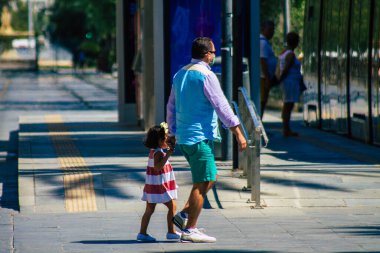 Sevilla İspanya 28 Ağustos 2021 Seville sokaklarında yürüyen yayalar koronavirüs salgını sırasında İspanya 'ya saldırıyor, maske takmak zorunlu değil ama çoğu insan bunu takıyor.
