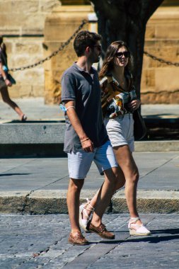 Sevilla İspanya 28 Ağustos 2021 Seville sokaklarında yürüyen yayalar koronavirüs salgını sırasında İspanya 'ya saldırıyor, maske takmak zorunlu değil ama çoğu insan bunu takıyor.